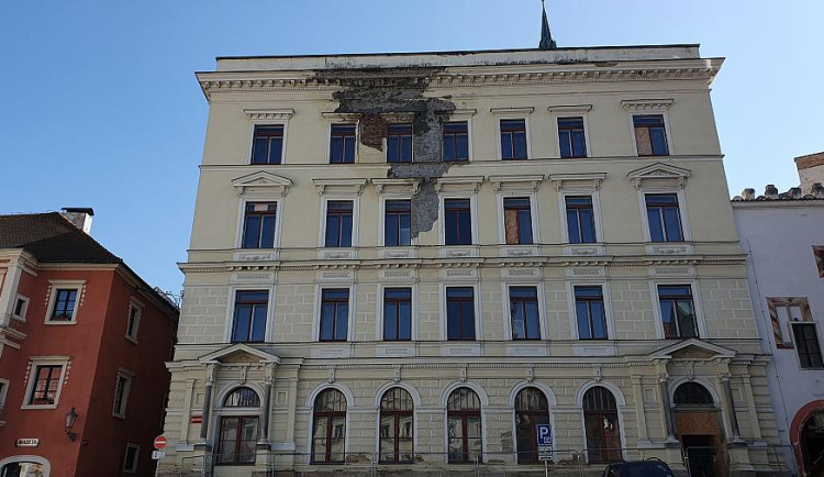 Chátrající budova bývalé spořitelny v Krumlově by se měla proměnit v hotel.