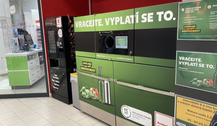 ANKETA: Vracejte, vyplatí se to. V Kauflandech na Olomoucku spustili automaty na vracení PET lahví