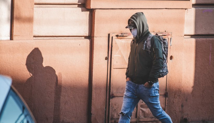 Duševní zdraví mladých dospělých vážně ovlivnila pandemie, uvádí průzkum