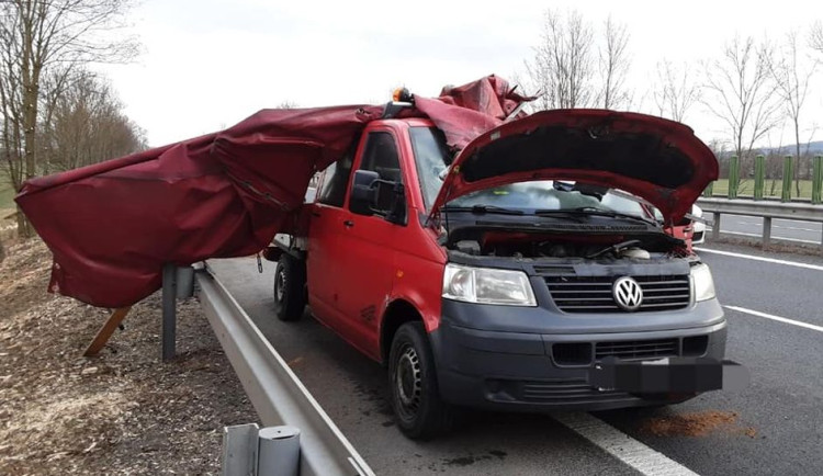 Na dálnici u Mladče kamion sestřelil dodávku silničářů. Na místě je i speciální kontejner na ropné havárie