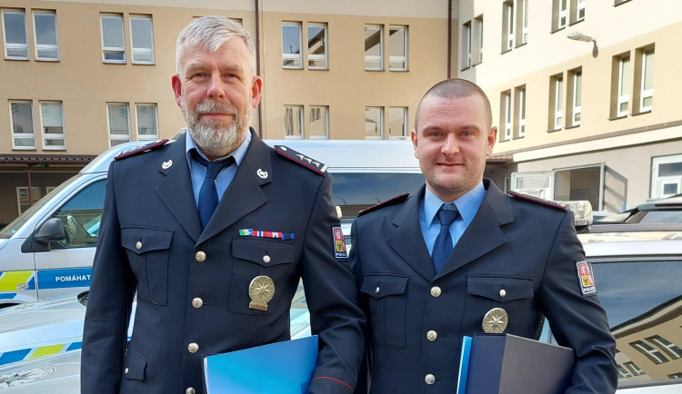Bravo, pánové! Dva třešťští policisté zachránili život muži, který se chtěl oběsit