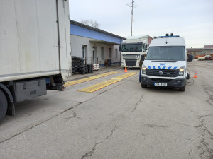 Více jak polovina kontrolovaných aut byla přetížená. Ničí silnice a mohou ohrozit ostatní řidiče, varují celníci