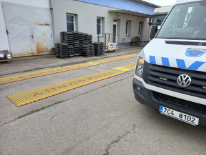 Více jak polovina kontrolovaných aut byla přetížená. Ničí silnice a mohou ohrozit ostatní řidiče, varují celníci