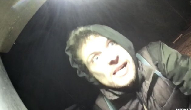 Chtěl vylomit pokladnu myčky, natočila ho ale kamera. Po totožnosti muže policie pátrá