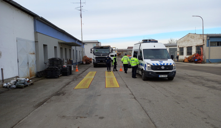 Více jak polovina kontrolovaných aut byla přetížená. Ničí silnice a mohou ohrozit ostatní řidiče, varují celníci