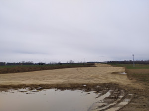 Práce na obchvatu Lišova pokračují. Pomalu se ukazuje trasa nové silnice