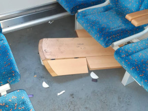 Poškození vagonu fanoušky Dynama nebude řešit soud. Stotisícovou škodu společně uhradili