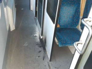 Poškození vagonu fanoušky Dynama nebude řešit soud. Stotisícovou škodu společně uhradili