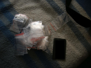 Trojice kšeftovala s drogami po celém kraji. Policie si na ně došlápla