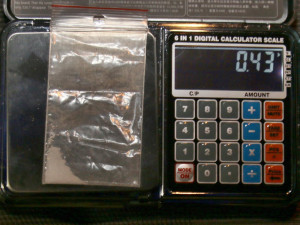 Trojice kšeftovala s drogami po celém kraji. Policie si na ně došlápla