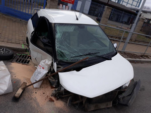 Nehoda na frekventované křižovatce si vyžádala lehké zranění