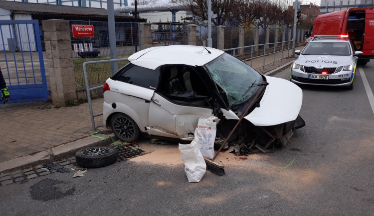 Nehoda na frekventované křižovatce si vyžádala lehké zranění