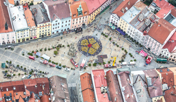 Největší počet lidí v plážovém oblečení na jednom místě. Jindřichův Hradec se chystá na další rekord