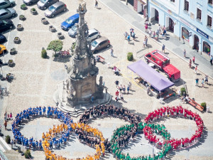 Největší počet lidí v plážovém oblečení na jednom místě. Jindřichův Hradec se chystá na další rekord
