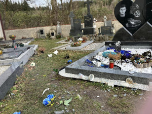 Nepochopitelné vandalství. Kdosi poškodil hrob a pietní místo tragicky zesnulého mladíka