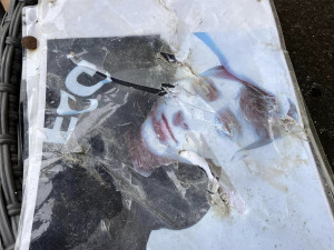 Nepochopitelné vandalství. Kdosi poškodil hrob a pietní místo tragicky zesnulého mladíka