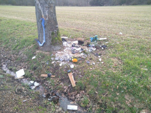 Nepochopitelné vandalství. Kdosi poškodil hrob a pietní místo tragicky zesnulého mladíka