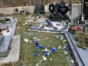Nepochopitelné vandalství. Kdosi poškodil hrob a pietní místo tragicky zesnulého mladíka