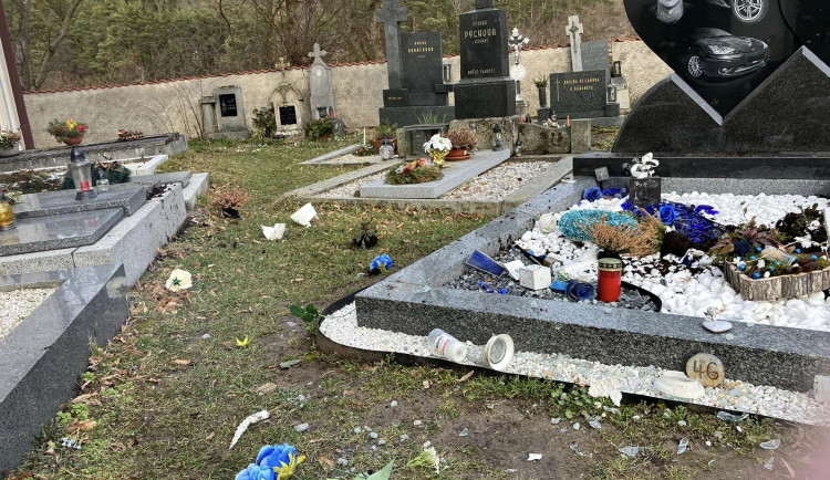 Nepochopitelné vandalství. Kdosi poškodil hrob a pietní místo tragicky zesnulého mladíka.