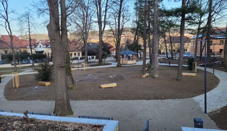 Prachatice otevřely obnovený Štěpánčin park, lidem vadí, že není bezbariérový.