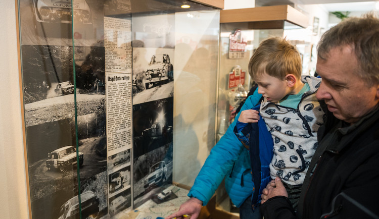 Výstavu k půlstoletí Rallye Český Krumlov zahájila nedělní vernisáž. Foto: Petr Skřivánek