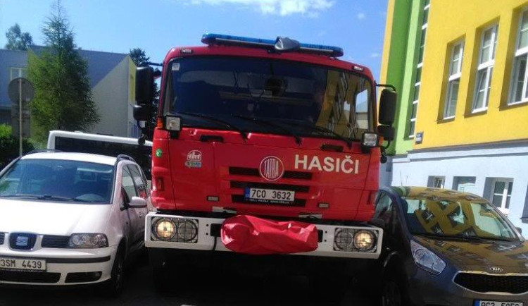 Mnoho řidičů se nevěnuje důsledně dopravnímu provozu. Hasiči popisují, jak uhýbat vozům jedoucím k zásahu.