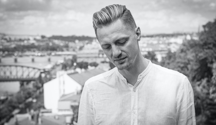 Ondřej Ruml zpívá šansony s Jihočeskou filharmonií