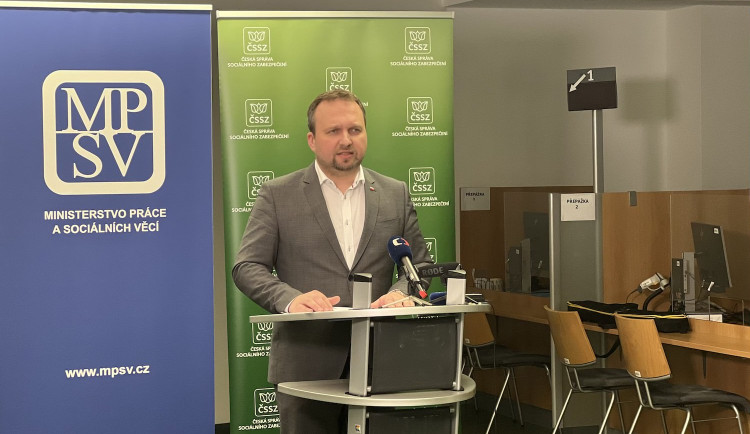 Ministerstvo práce a sociálních věcí prověří některé žádosti o výchovné, řekl Jurečka při návštěvě Budějc