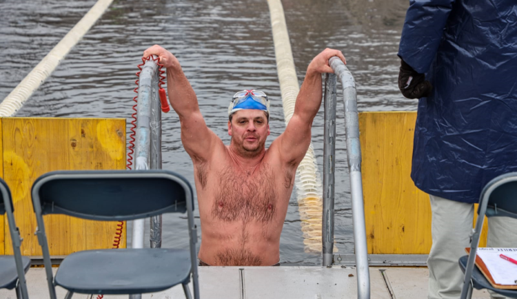 Hasič z Konice bodoval na mistrovství světa v zimním plavání. S otužováním pomáhá i svým kolegům