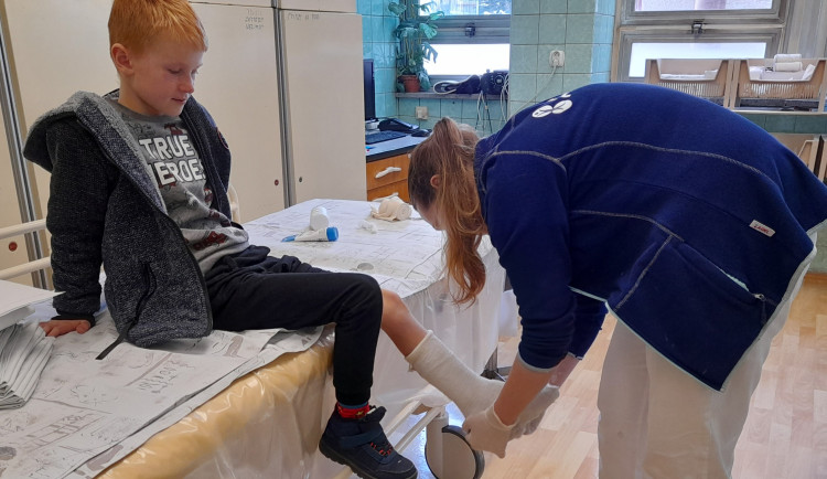 Stovky řezných ran a zraněných zápěstí a kolen v Jeseníkách. I to je účet za jarní prázdniny