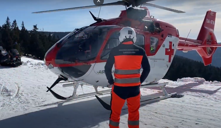 VIDEO: V Jeseníkách dvakrát zasahoval vrtulník. Jeden muž měl záchvat, na druhého spadl strom