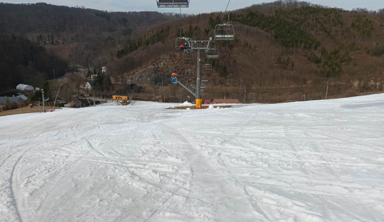 Víkend na horách provázely jarní teploty a slunce. Na mnoha místech v Olomouckém kraji už sezona skončila