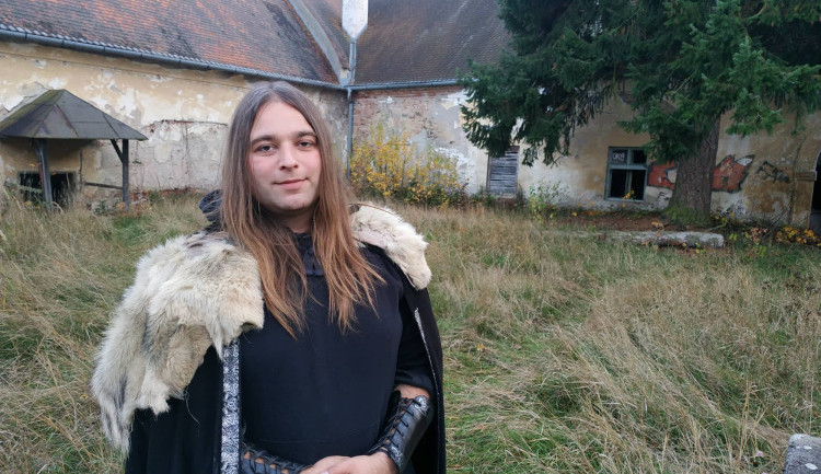 Zámek ve Ptení konečně ožívá. První festival na jeho podporu plánuje nový majitel Horset na květinový úplněk