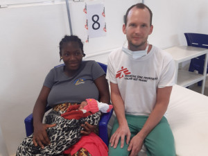 Lékař Dominik Hes se vrátil ze Sierra Leone. Jako anesteziolog působil na porodnickém oddělení