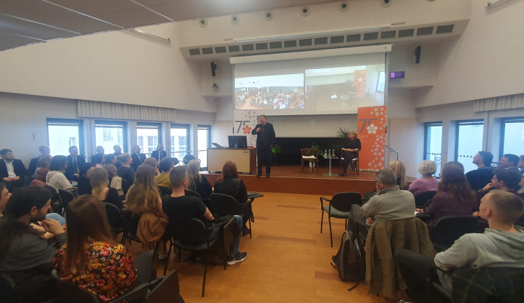 Většina krajů má na středních školách pro uchazeče dost míst, řekl ministr školství Balaš