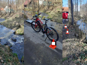Tragická nehoda na jihu Čech. Senior bez přilby sjel s elektrokolem do potoka