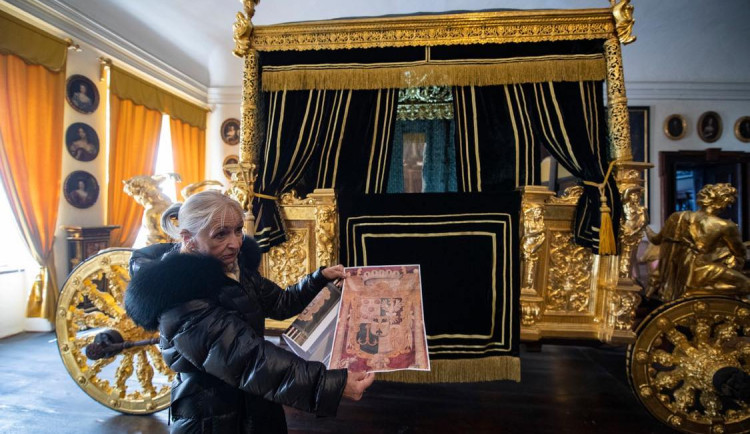 Zámek v Krumlově obnovil látky na zlatém kočáře, jenž jel v 17. století k papeži.