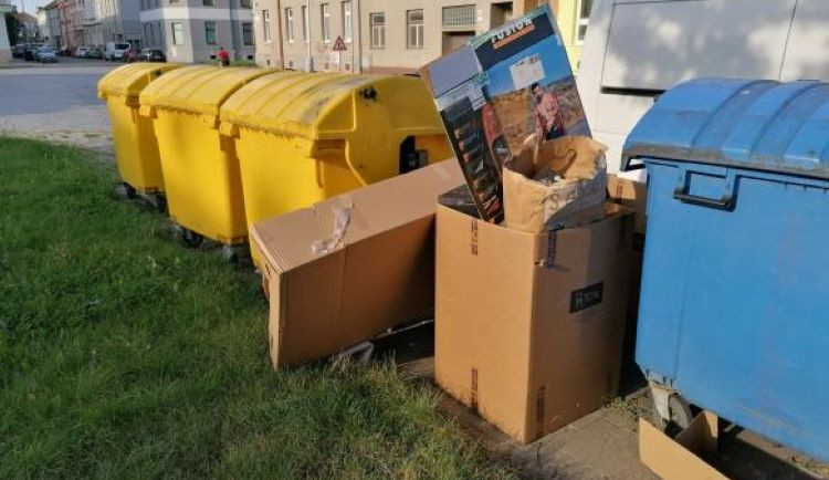 Kamery zachytily obyvatele ubytovny, jak zakládají černou skládku. Hrozí jim pokuta minimálně deset tisíc korun