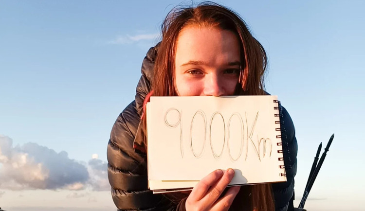 (NE)OBYČEJNÍ: Jsem blázen, asi ano, ale nuda je horší, říká dívka, která jde pěšky ze Španělska do Norska