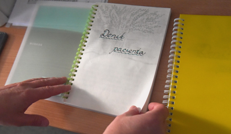 Fakultní nemocnice má deník pacienta. Lidem se ztrátou paměti může pomoci od úzkostí nebo nočních můr