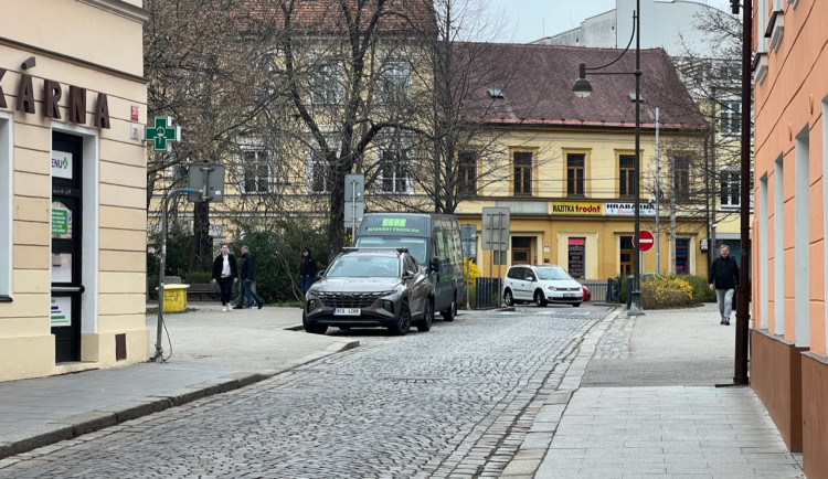 Průjezd ulicí U Černé věže uzavře na tři měsíce oprava mostu. Akci bude město řešit s občany