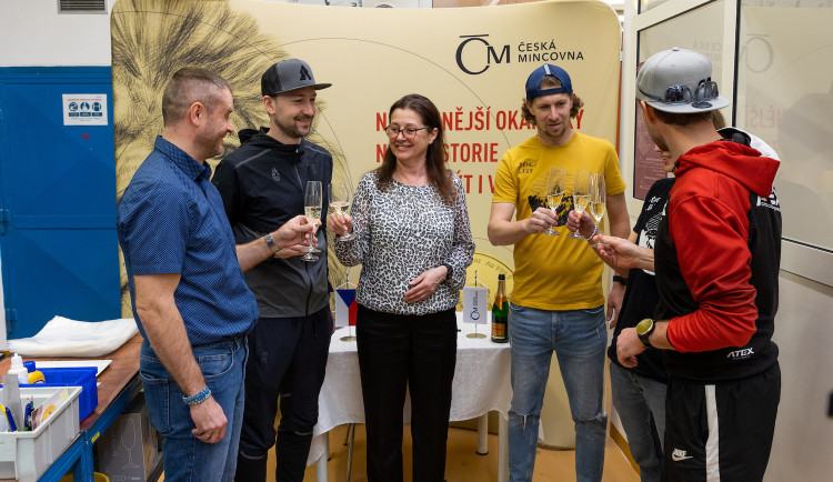 Premiérová ražba pamětních medailí Běhej lesy proběhla v jarním Jablonci