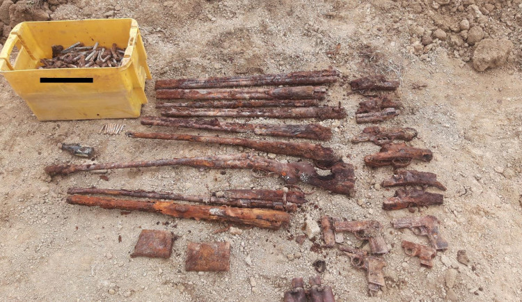 Při kopání bagrem našli krabici s municí. Pyrotechnik musel rozbušky na místě odpálit