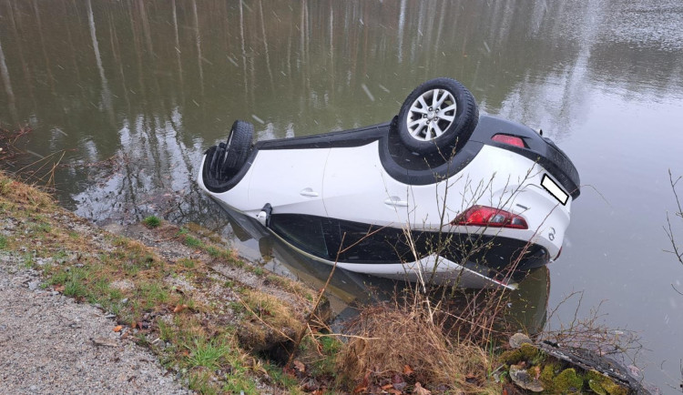 Sedmdesátiletá řidička sjela do rybníka. Z auta ji pomohl kolemjedoucí muž