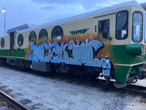 Policie hledá vandala, který posprejoval lokomotivu na Jindřichohradecku
