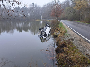Sedmdesátiletá řidička sjela do rybníka. Z auta ji pomohl kolemjedoucí muž