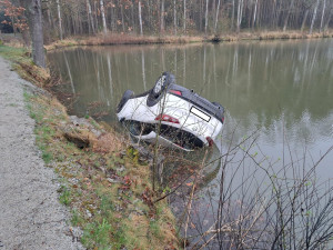 Sedmdesátiletá řidička sjela do rybníka. Z auta ji pomohl kolemjedoucí muž