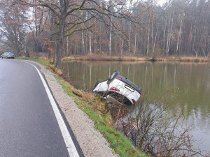 Sedmdesátiletá řidička sjela do rybníka. Z auta ji pomohl kolemjedoucí muž