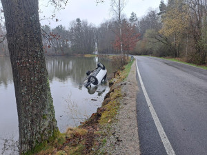 Sedmdesátiletá řidička sjela do rybníka. Z auta ji pomohl kolemjedoucí muž