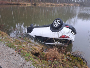 Sedmdesátiletá řidička sjela do rybníka. Z auta ji pomohl kolemjedoucí muž